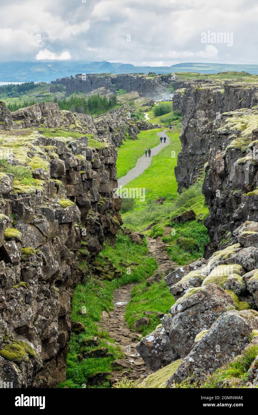 Sentier dans un canyon dans le parc national de Thingvellir, Islande Banque D'Images