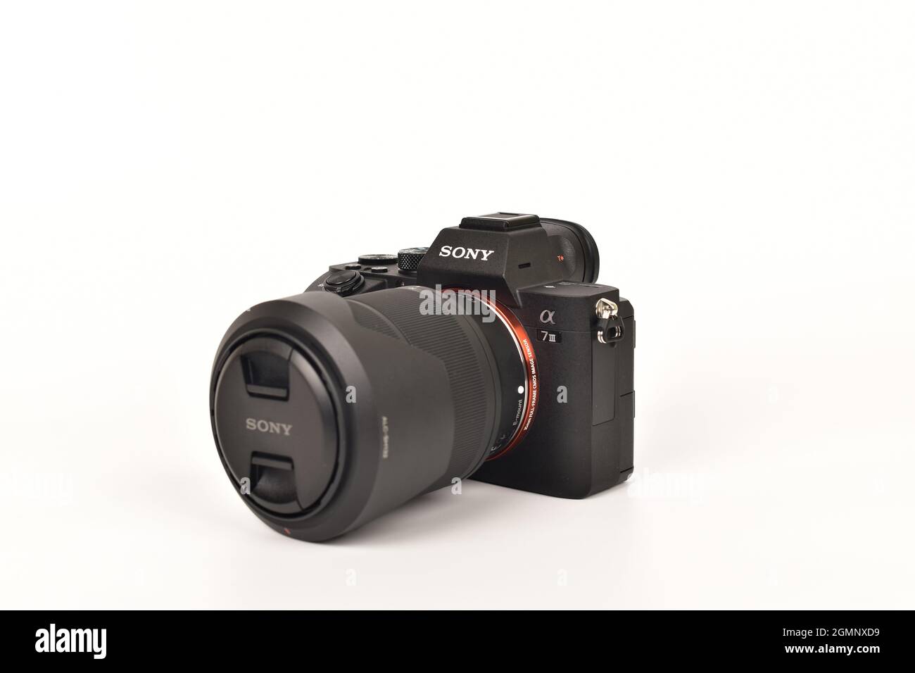 Delhi, inde - 7 septembre 2020 : sony a7iii avec 28-70 objectifs sur fond blanc, caméra plein format Banque D'Images