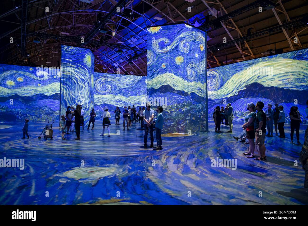 Nuit étoilée par Vincent van Gogh projetée sur les murs au-delà de Van Gogh : l'expérience immersive. Banque D'Images