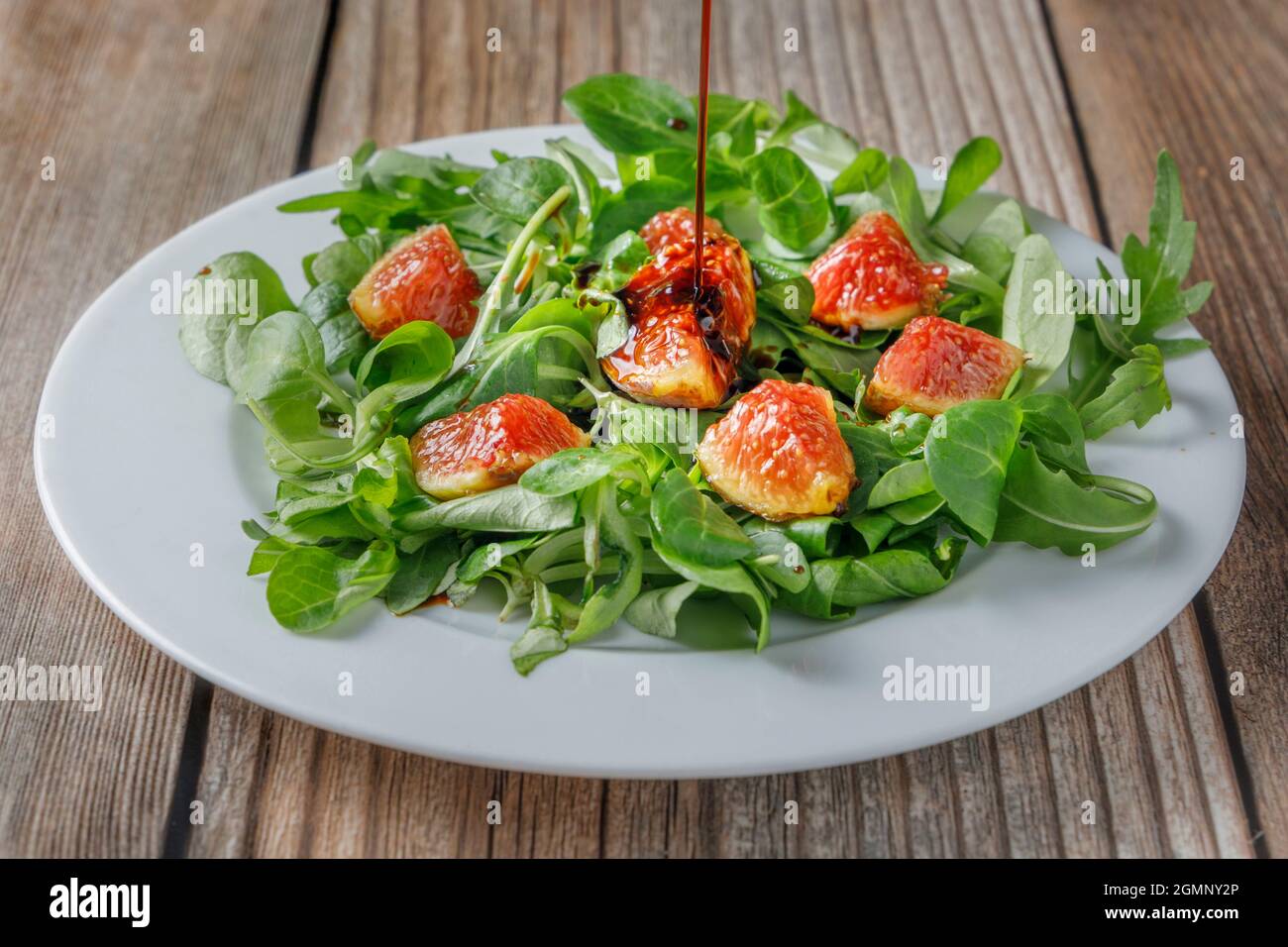 Salade de figues saine avec laitue d'agneau et arugula et autres légumes. Banque D'Images