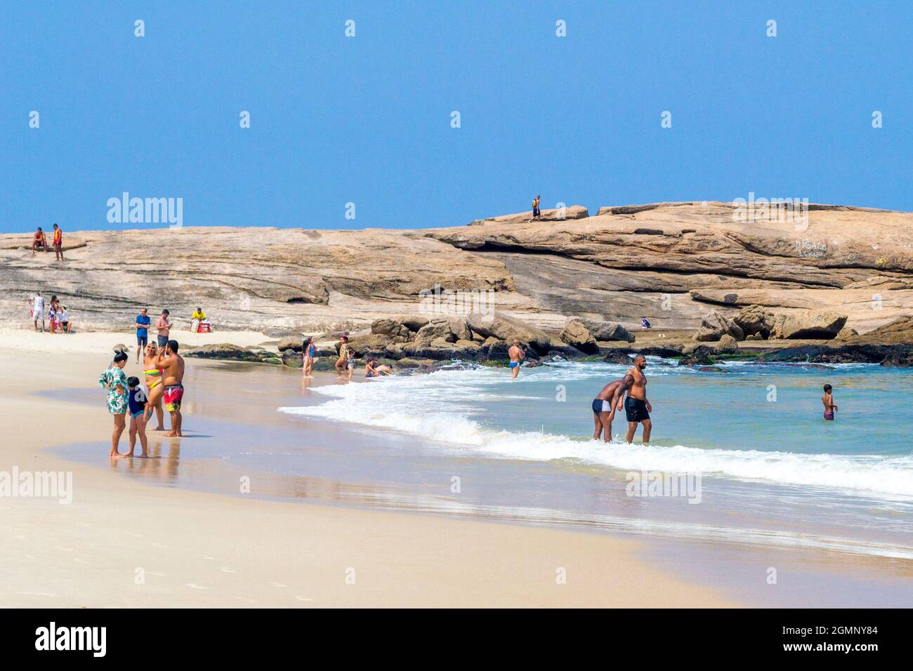 Touristes en plein air sur la plage de Piratininga à Rio de Janeiro, au Brésil. Avec un beau paysage, ce célèbre endroit est une des attractions touristiques majeures Banque D'Images