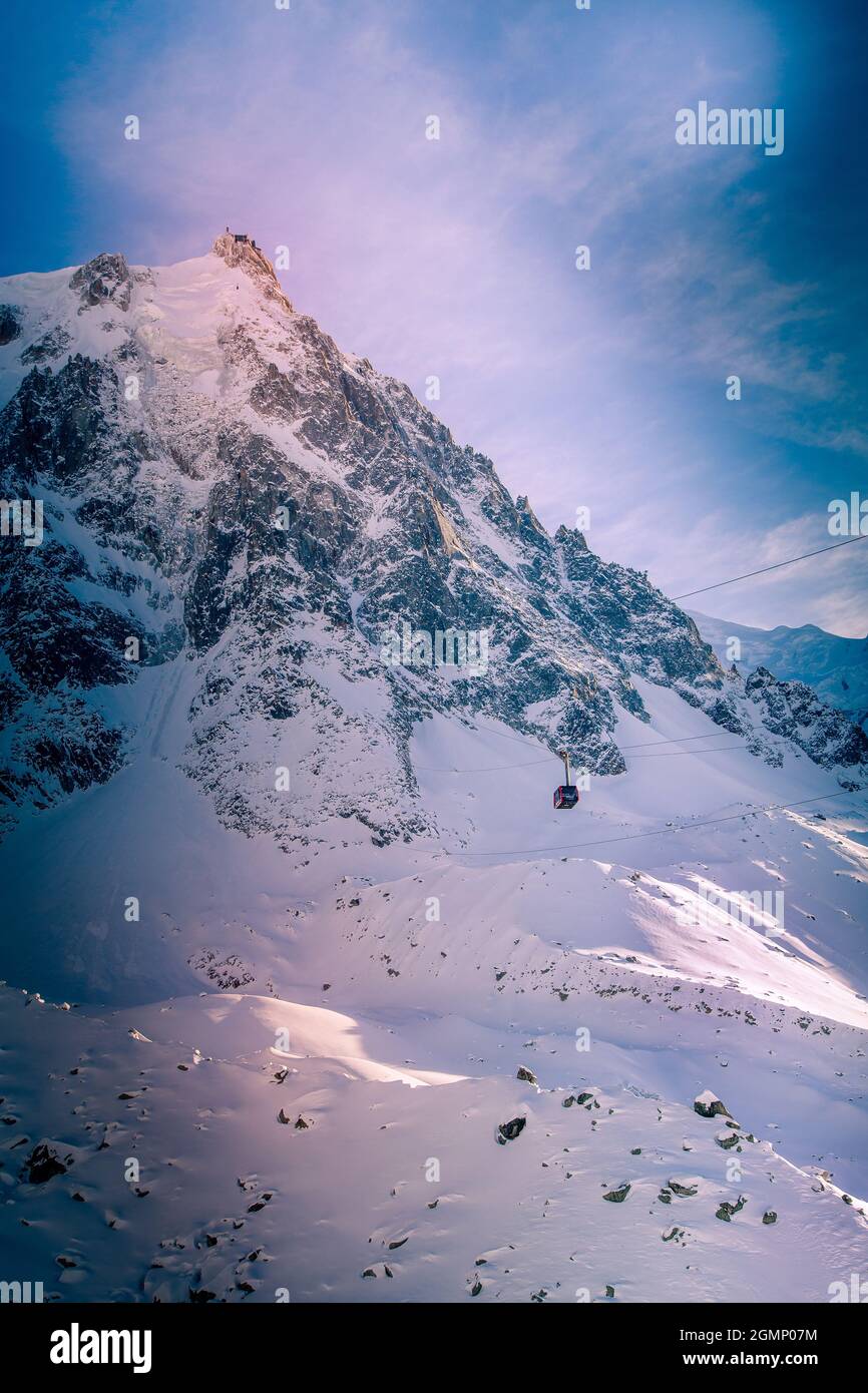 Téléphérique à la station de montagne de l'aiguille du midi, vue sur le coucher du soleil, Chamonix, France Banque D'Images
