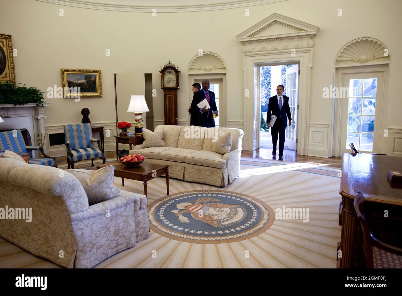 Le président Barack Obama entre dans le bureau ovale de la Maison Blanche mercredi matin, 21 janvier 2009, pour sa première journée complète en fonction. Son Aide Reggie Love personnel se trouve à proximité. Photo officielle de la Maison Blanche par Pete Souza Banque D'Images