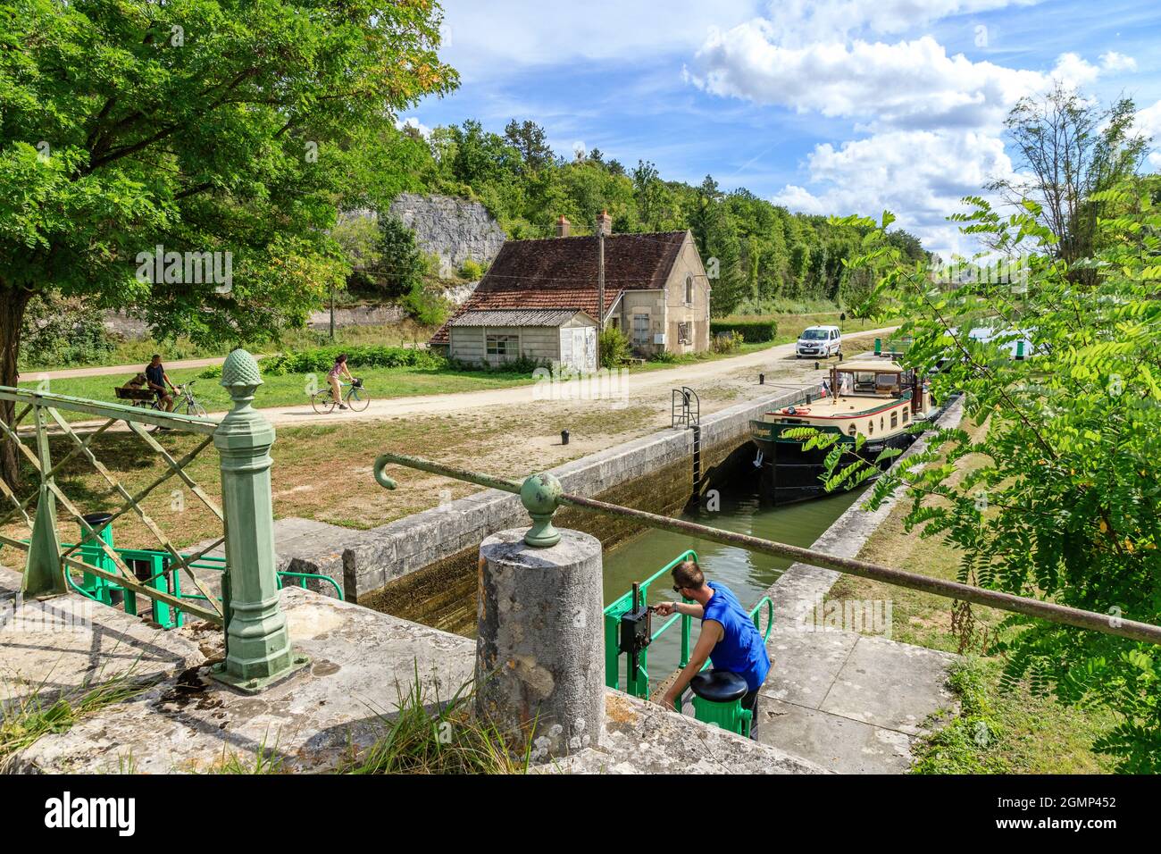 France, Yonne, Canal du Nivernais, Chatel Censoir, écluse avec péniche et chemin de halage, cycliste sur la route verte V51 le Tour de Bourgogne en vélo // FR Banque D'Images
