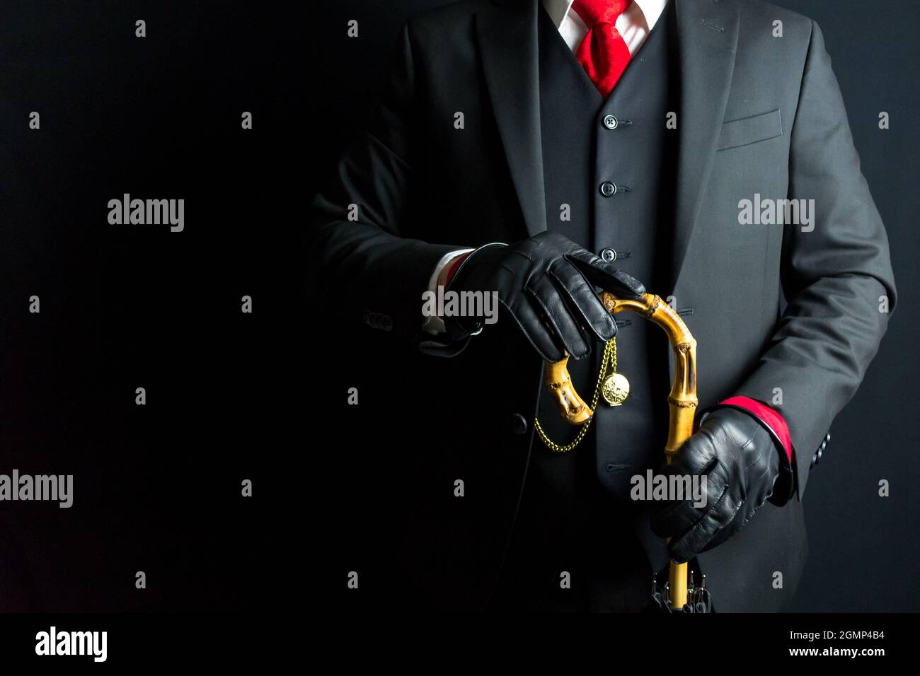 Portrait de monsieur en costume sombre et parapluie de maintien à cravate  rouge. Style vintage et mode rétro Photo Stock - Alamy