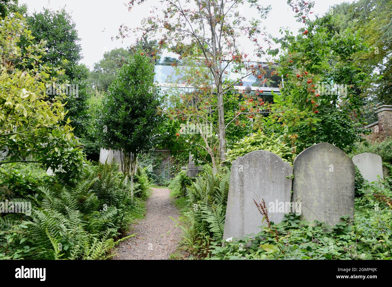 Maison moderne en verre construite dans le cimetière highgate West swains Lane N6 nord de londres angleterre Royaume-Uni Banque D'Images