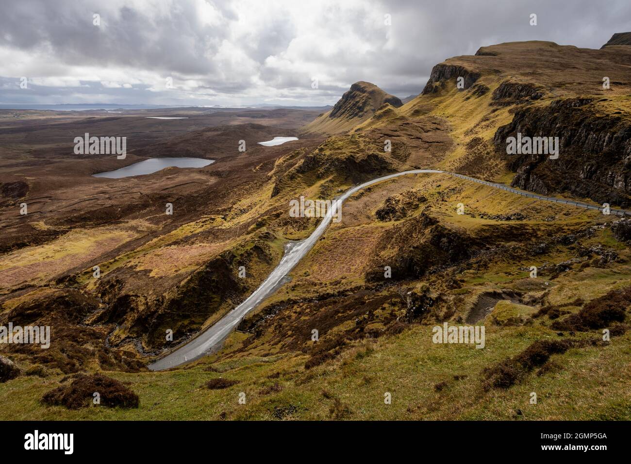 le quiraing près de staffin isle of skye jour ensoleillé regardant vers le sud sur deux petits lochs Banque D'Images