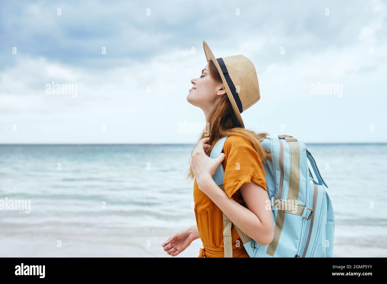 femme touriste avec sac à dos sur la plage voyage air frais Photo Stock -  Alamy