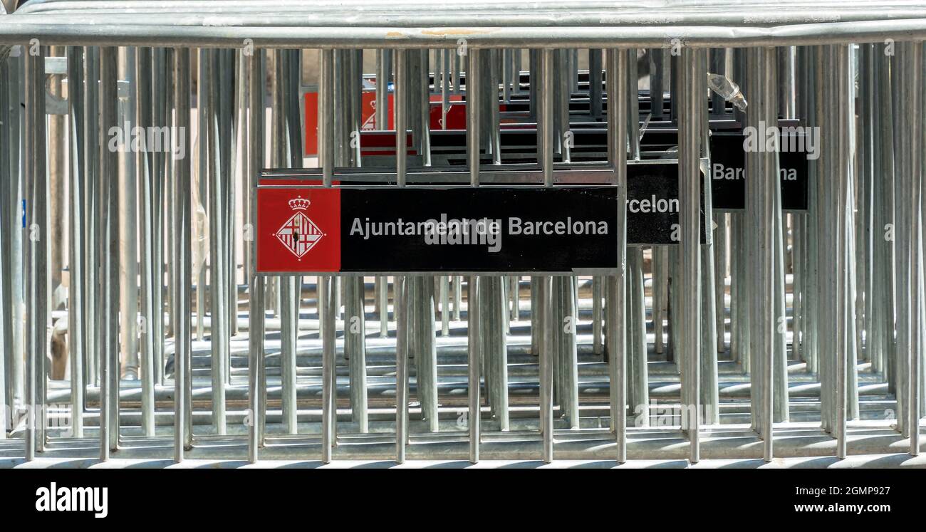 Barcelone, Espagne - 7 juillet 2017 : détail des barrières de sécurité avec le logo de la municipalité à Barcelone, Espagne Banque D'Images