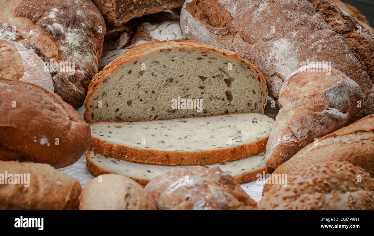 Du pain naturel fraîchement cuit est sur la table de cuisine. Banque D'Images