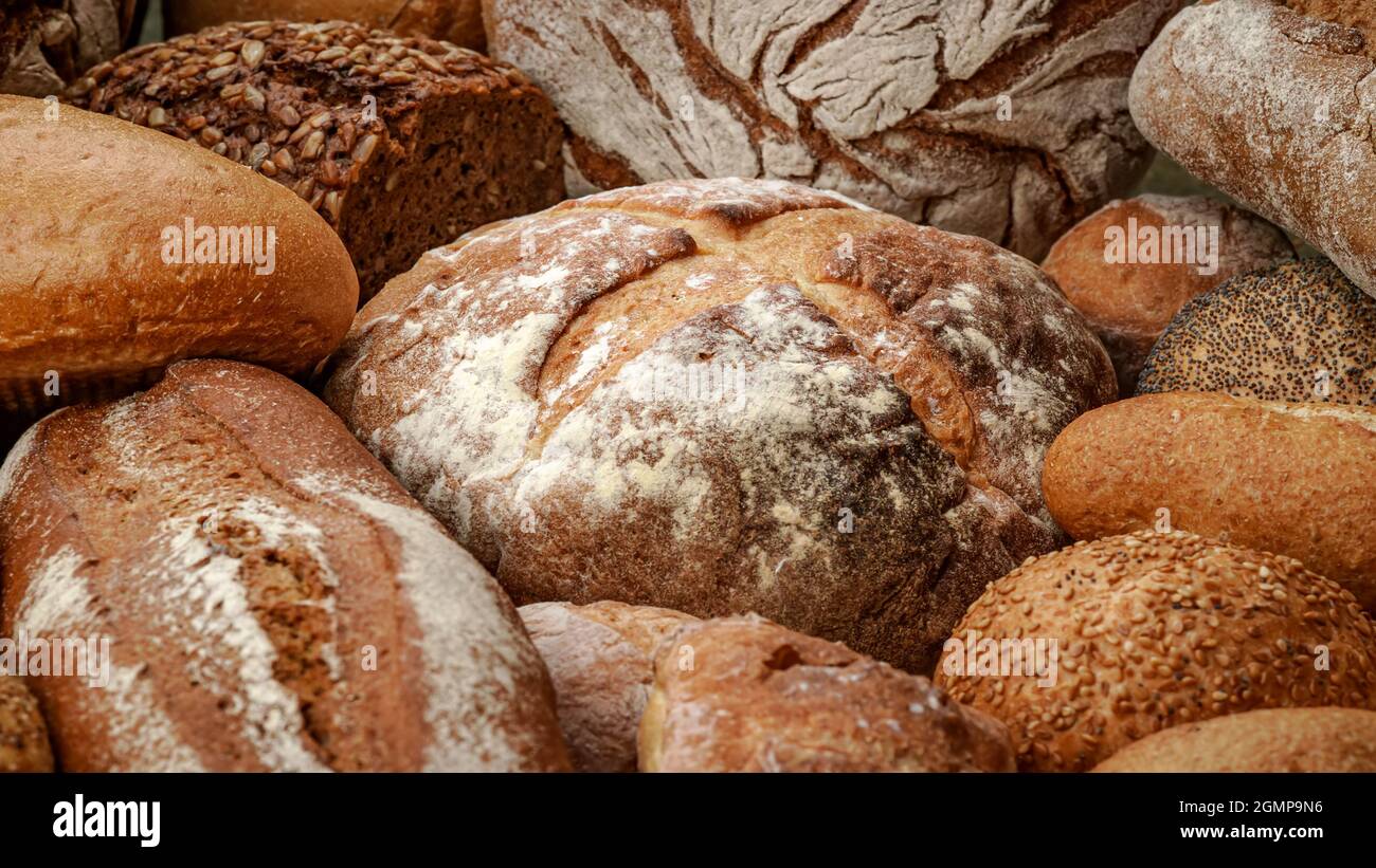 Du pain naturel fraîchement cuit est sur la table de cuisine. Banque D'Images