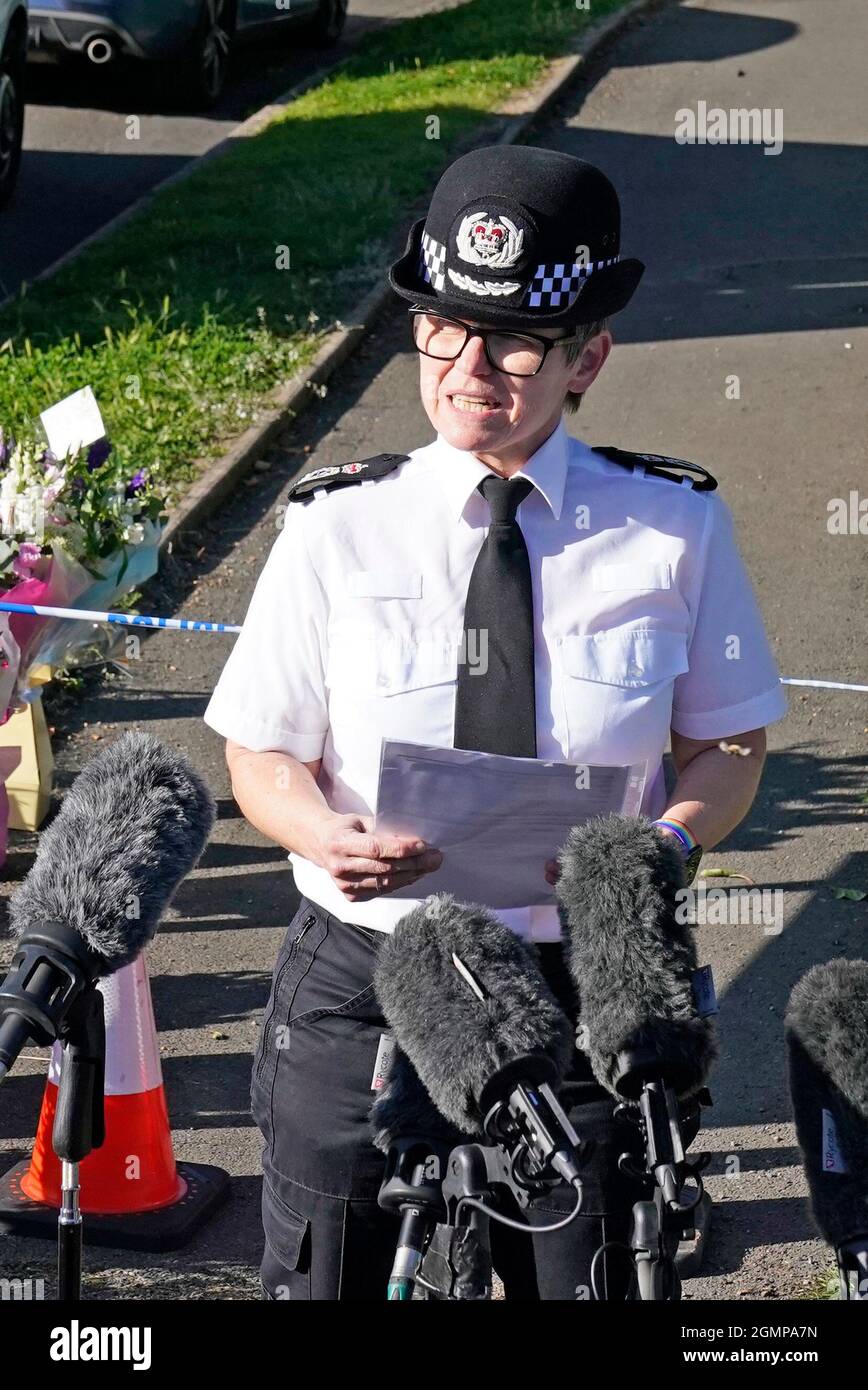 Le chef de la police Rachel Swann fait une déclaration aux médias sur les lieux à Chandos Crescent, à Killamarsh, près de Sheffield, où quatre personnes ont été trouvées mortes dans une maison dimanche. La police de Derbyshire a déclaré qu'un homme est en garde à vue et qu'il ne cherche personne d'autre en relation avec la mort. Date de la photo: Lundi 20 septembre 2021. Banque D'Images