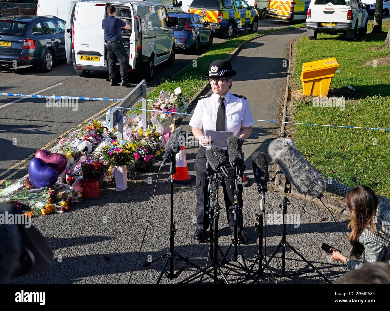 Le chef de la police Rachel Swann fait une déclaration aux médias sur les lieux à Chandos Crescent, à Killamarsh, près de Sheffield, où quatre personnes ont été trouvées mortes dans une maison dimanche. La police de Derbyshire a déclaré qu'un homme est en garde à vue et qu'il ne cherche personne d'autre en relation avec la mort. Date de la photo: Lundi 20 septembre 2021. Banque D'Images