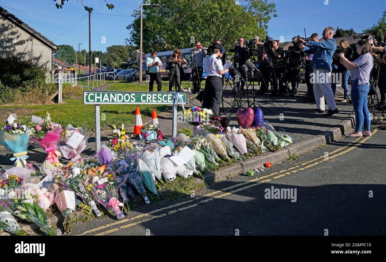 Le chef de la police Rachel Swann fait une déclaration aux médias sur les lieux à Chandos Crescent, à Killamarsh, près de Sheffield, où quatre personnes ont été trouvées mortes dans une maison dimanche. La police de Derbyshire a déclaré qu'un homme est en garde à vue et qu'il ne cherche personne d'autre en relation avec la mort. Date de la photo: Lundi 20 septembre 2021. Banque D'Images