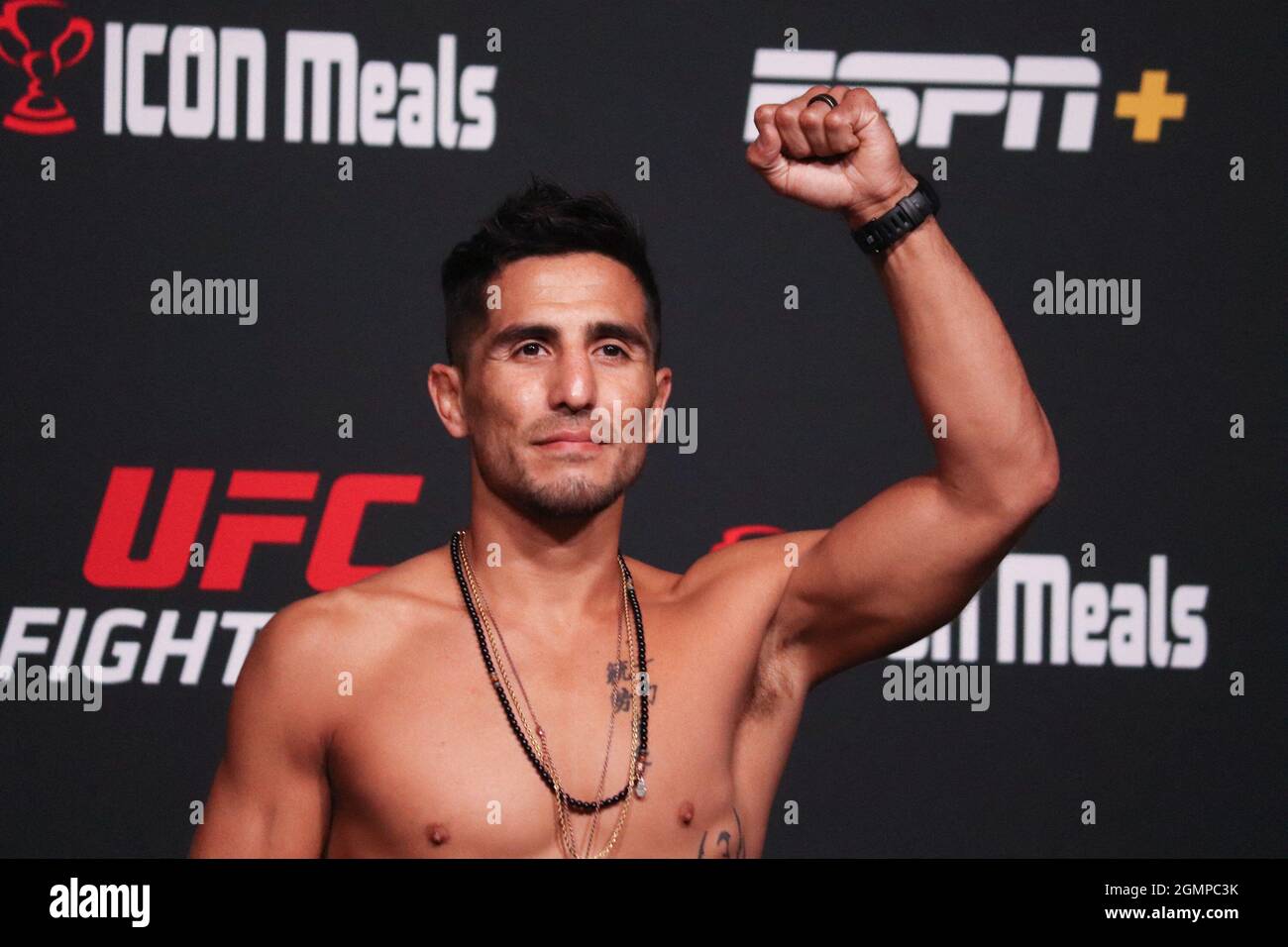Gustavo Lopez pose sur la balance pendant l'UFC Vegas 37: Smith v Spann peser-in à UFC Apex le 17 septembre 2021 à Las Vegas, Nevada, États-Unis. Photo de Diego Ribas/PxImages/ABACAPRESS.COM Banque D'Images