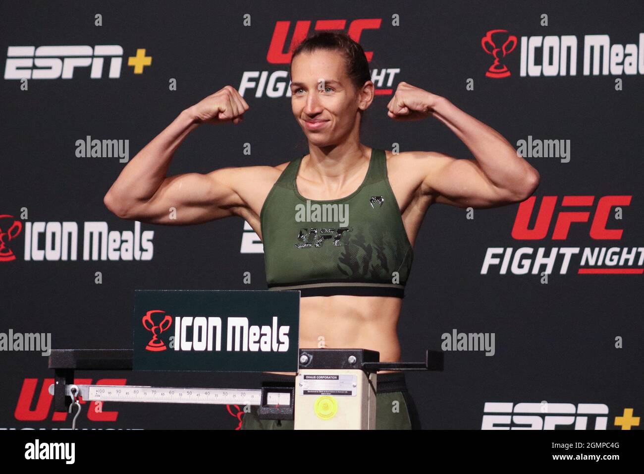 Mandy Böhm pose sur l'échelle pendant l'UFC Vegas 37: Smith v Spann peser-in à UFC Apex le 17 septembre 2021 à Las Vegas, Nevada, États-Unis. Photo de Diego Ribas/PxImages/ABACAPRESS.COM Banque D'Images