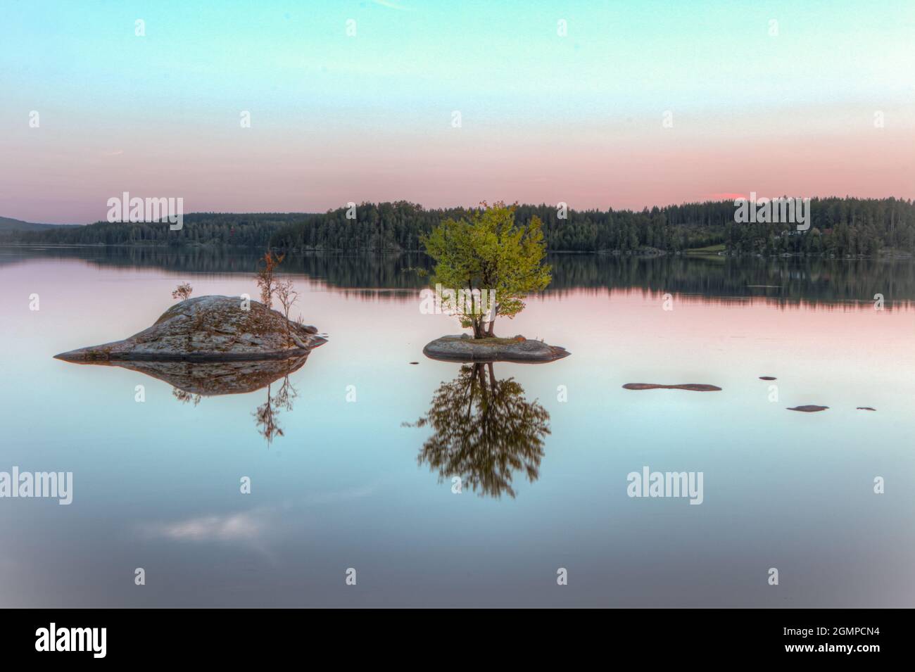 Coucher de soleil sur une petite île dans l'ouest de la Suède Banque D'Images