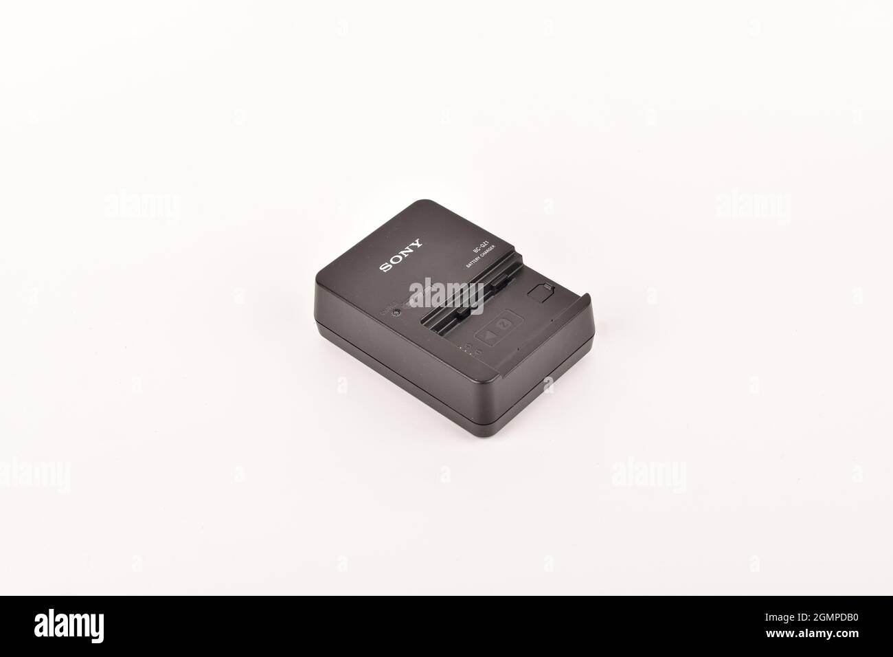 Chargeur de batterie pour appareil photo Sony isolé sur fond blanc Photo  Stock - Alamy