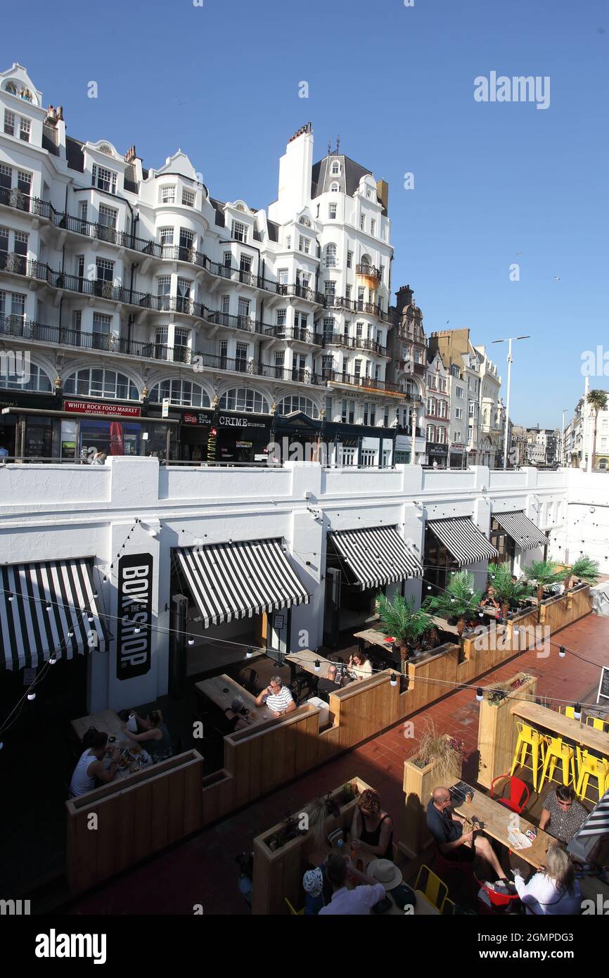 Cafés au Courtyard, site des anciens bains White Rock et du palais C19, Hastings, East Sussex, Royaume-Uni Banque D'Images