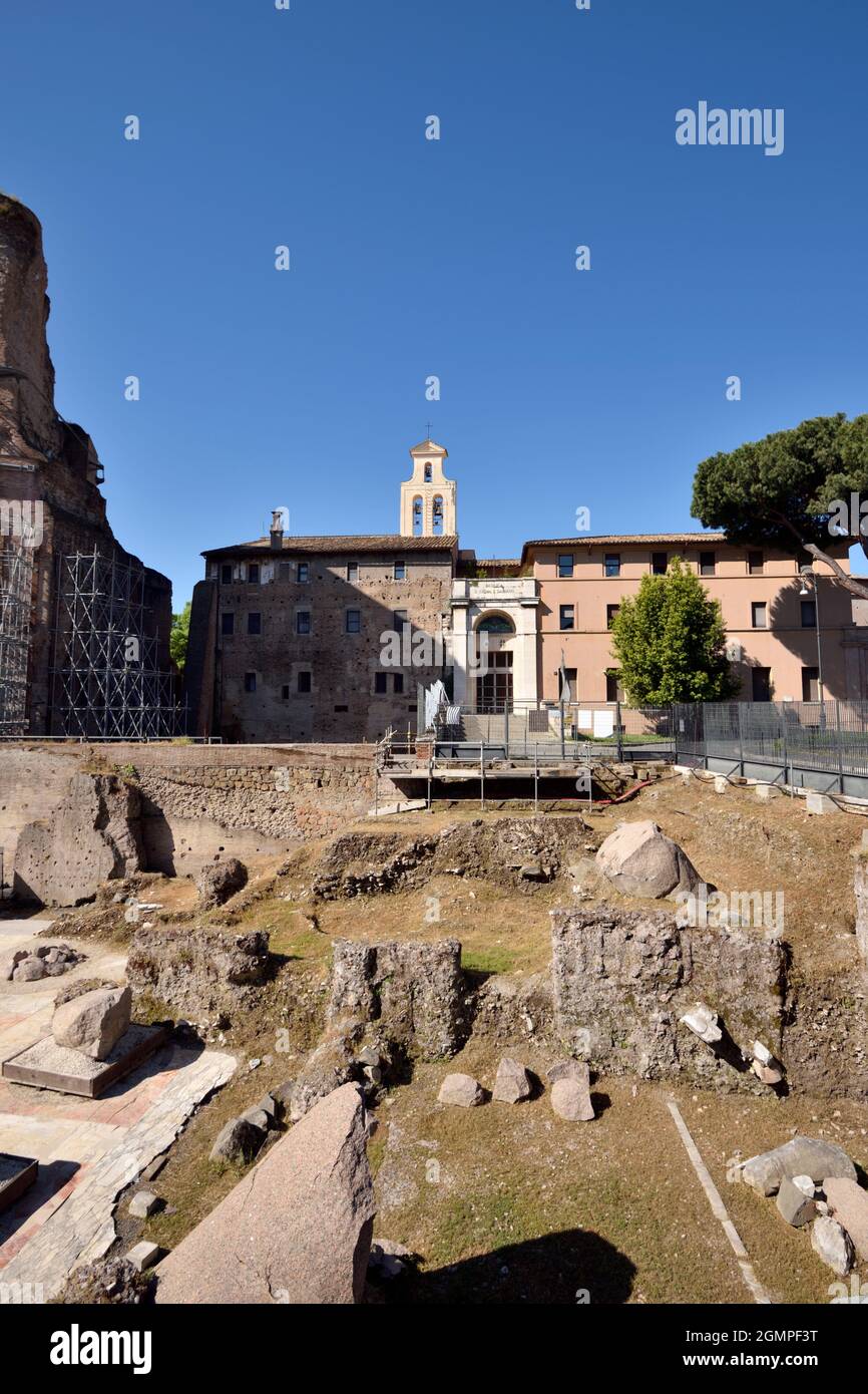 Italie, Rome, Forum romain, Foro della Pace (Forum de la paix) et Basilique dei Santi Cosma e Damiano Banque D'Images