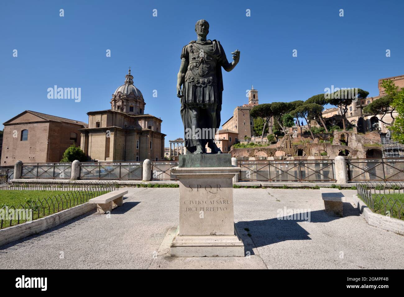 Italie, Rome, statue de Jules César Banque D'Images