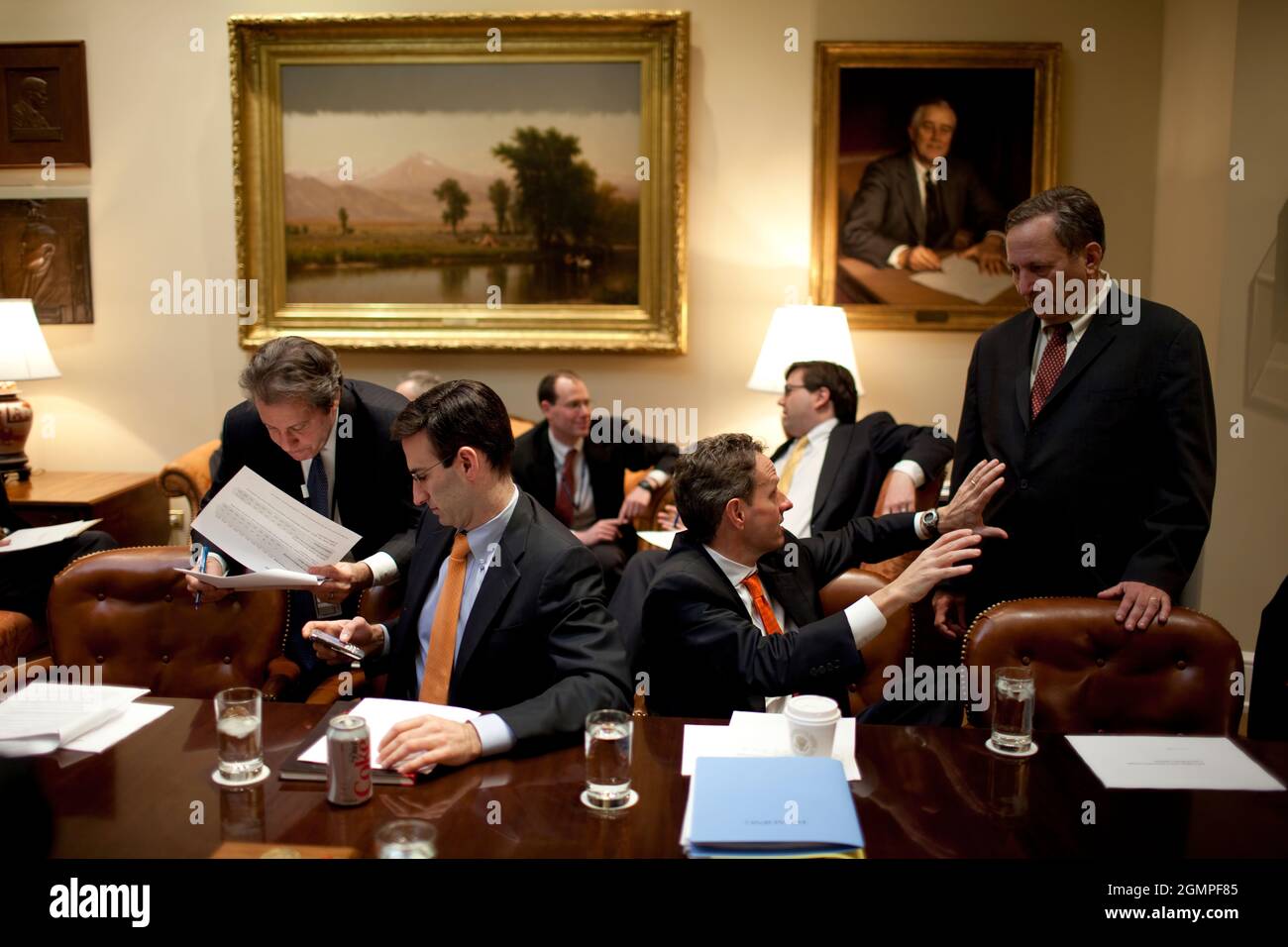 Les principaux membres du personnel économique se concerter lors d'une session budgétaire dans la salle Roosevelt de la Maison Blanche le vendredi 6 février 2009. De gauche à droite, Gene Sperling, conseiller du secrétaire au Trésor, confie à Peter Orszag, directeur du Bureau de la gestion et du budget, et Tim Geithner, secrétaire au Trésor, des entretiens avec Lawrence Summers, directeur du Conseil économique national. Photo officielle de la Maison Blanche par Pete Souza Banque D'Images