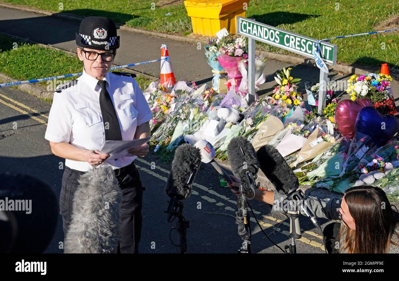 Le chef de la police Rachel Swann fait une déclaration aux médias sur les lieux à Chandos Crescent, à Killamarsh, près de Sheffield, où quatre personnes ont été trouvées mortes dans une maison dimanche. La police de Derbyshire a déclaré qu'un homme est en garde à vue et qu'il ne cherche personne d'autre en relation avec la mort. Date de la photo: Lundi 20 septembre 2021. Banque D'Images