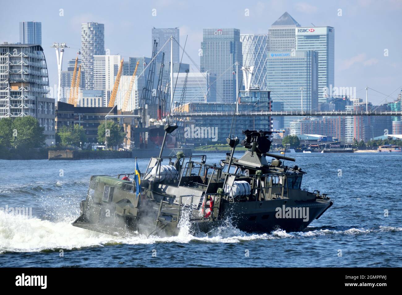 Navire de patrouille CB90 NG de la Marine suédoise effectuant des manœuvres rapides et dures au Royal Victoria Dock de Londres dans le cadre de l'événement DSEI 2021 Banque D'Images