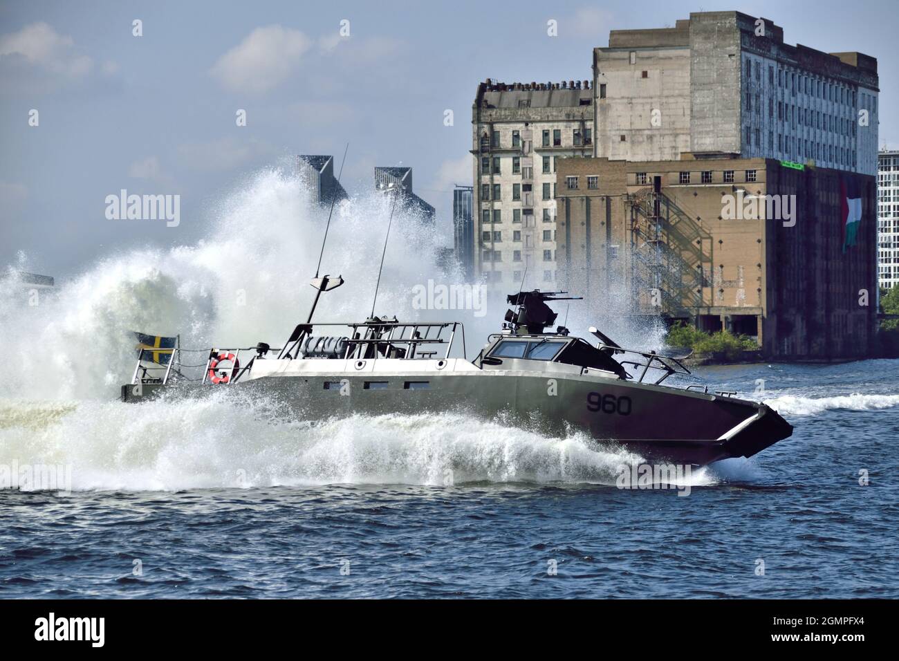 Navire de patrouille CB90 NG de la Marine suédoise effectuant des manœuvres rapides et dures au Royal Victoria Dock de Londres dans le cadre de l'événement DSEI 2021 Banque D'Images