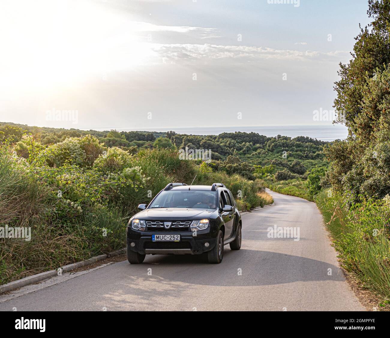Duster Dacia sur la route avec un bateau sur le toit de l'île de Vir, Croatie. Banque D'Images