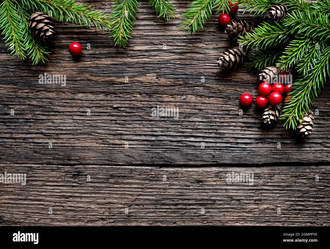 Branche de sapin de Noël sur fond de bois ancien Banque D'Images