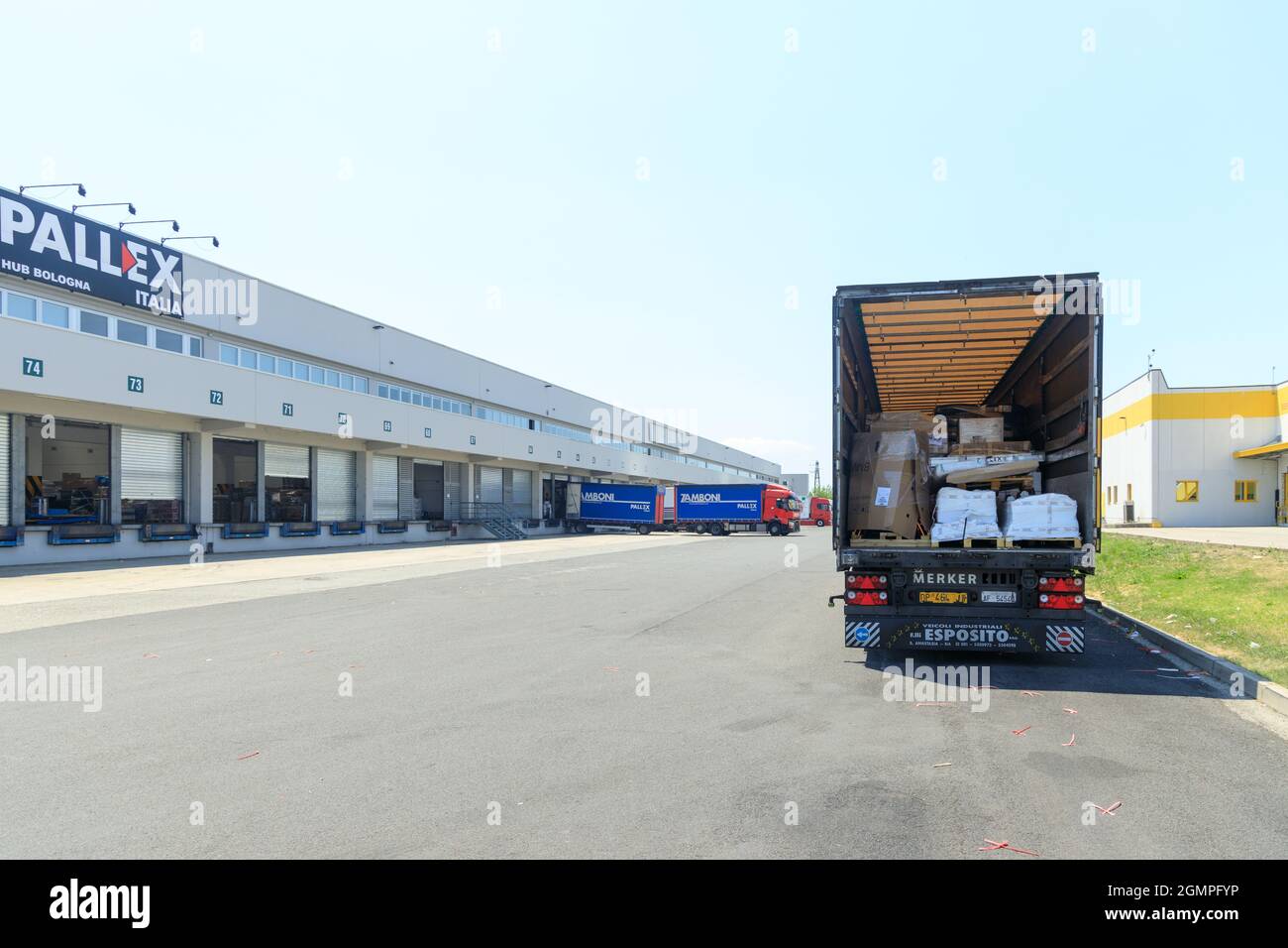 Vue générique de l'un des points de logistique à l'intérieur de l'Interporto di Bologna (Bologna Freight Village) Banque D'Images Vue générique de l'un des points de logistique à l'intérieur de l'Interporto di Bologna (Bologna Freight Village) Banque D'Images