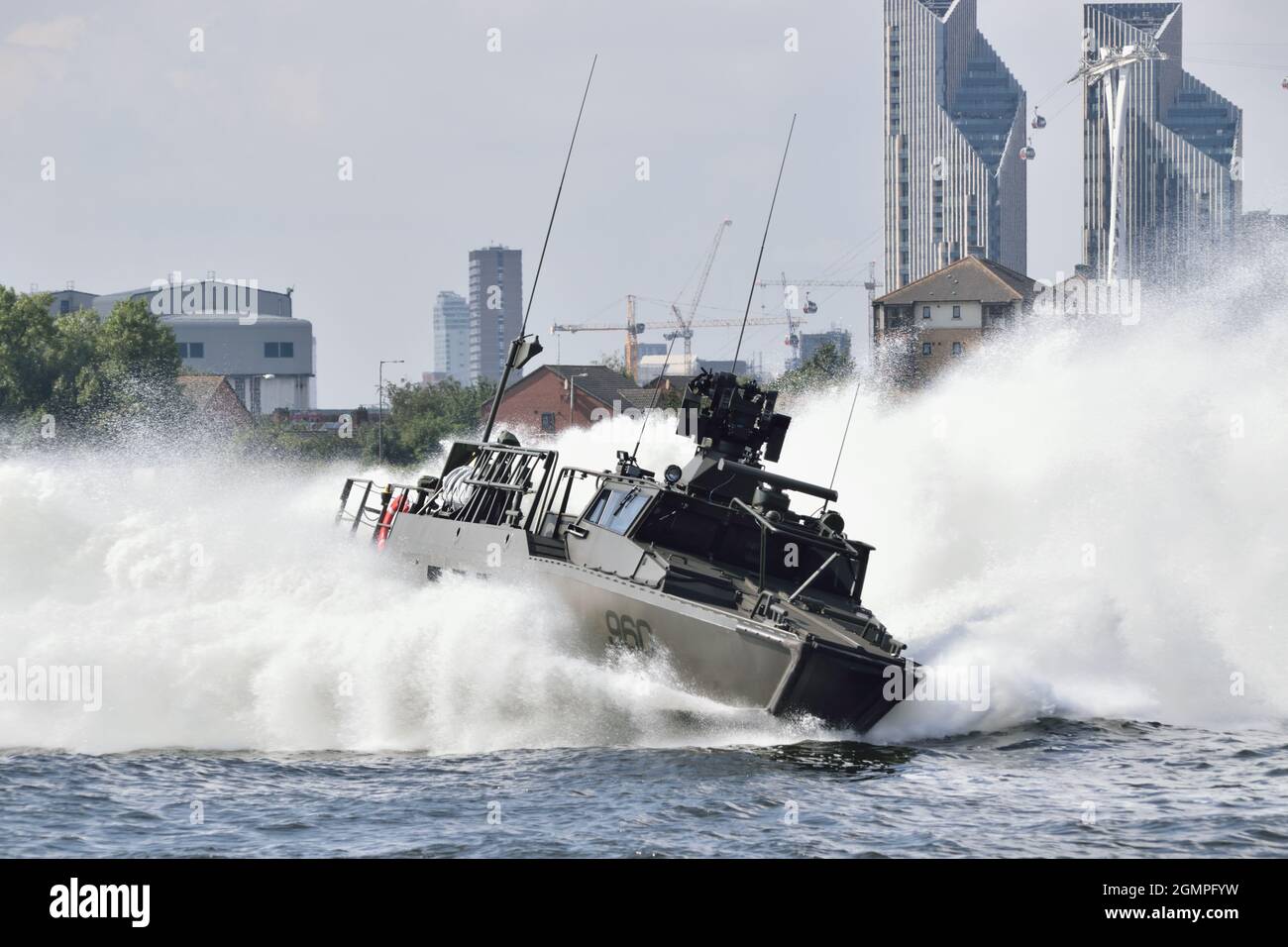 Navire de patrouille CB90 NG de la Marine suédoise effectuant des manœuvres rapides et dures au Royal Victoria Dock de Londres dans le cadre de l'événement DSEI 2021 Banque D'Images