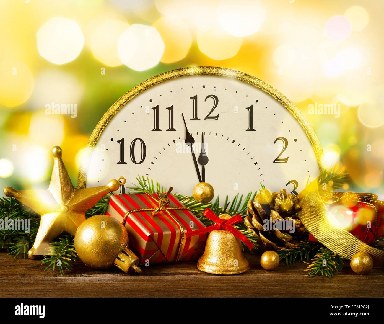 Horloge de style rétro avec décorations de noël. Banque D'Images