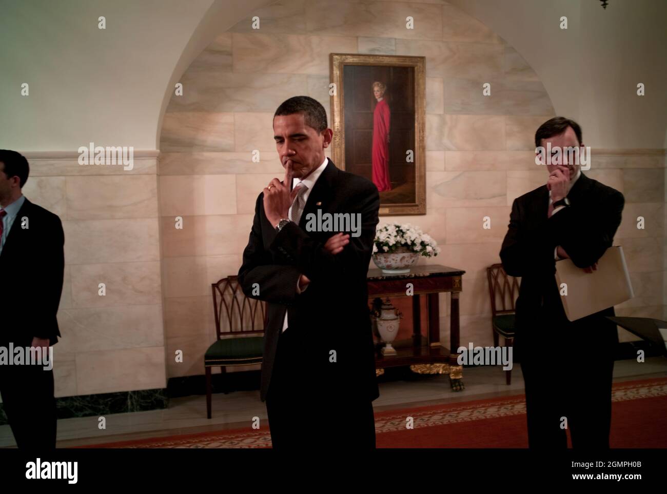 Le président Barack Obama s'exprime lorsqu'il se trouve dans le couloir au rez-de-chaussée de la Maison Blanche, avant de s'adresser à la presse sur les services financiers 2/25/09. Photo officielle de la Maison Blanche par Pete Souza Banque D'Images