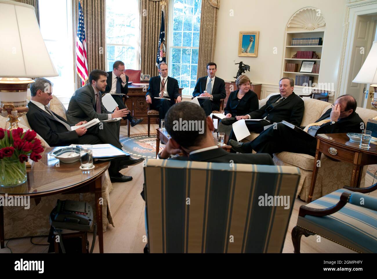 Le président Barack Obama lors d'un briefing quotidien économique dans le Bureau ovale. 3/5/09. Photo officielle de la Maison Blanche par Pete Souza Banque D'Images