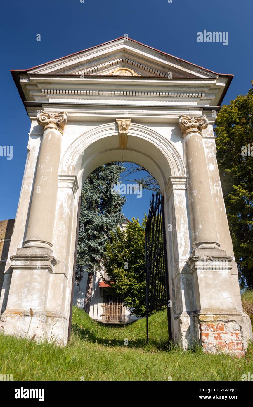 Porte d'entrée d'un cimetière de campagne avec une chapelle baroque Banque D'Images