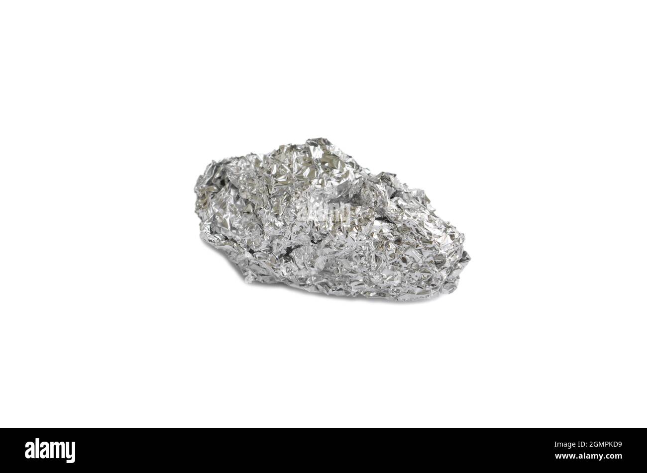 Aluminium. Feuille d'aluminium argentée avec des déchets de papier aluminium froissés et brillants isolés sur fond blanc. Les prix de l'aluminium ont atteint un record. Banque D'Images