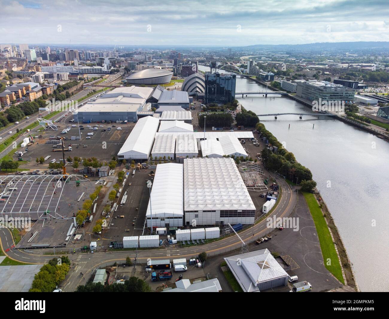 Glasgow, Écosse, Royaume-Uni. 20 septembre 2021. Vues aériennes du site de la conférence et du sommet internationaux COP26 sur les changements climatiques qui se tiendra à Glasgow en novembre 2021. Le site se trouve à côté de la rivière Clyde, sur le campus de l'événement écossais, et de grandes structures temporaires sont érigées pour abriter les dizaines de milliers de délégués, les chefs d'État et les journalistes qui assisteront à l'événement de deux semaines. Iain Masterton/Alay Live News. Banque D'Images