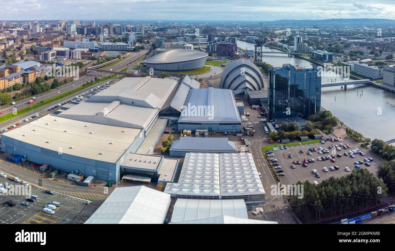 Glasgow, Écosse, Royaume-Uni. 20 septembre 2021. Vues aériennes du site de la conférence et du sommet internationaux COP26 sur les changements climatiques qui se tiendra à Glasgow en novembre 2021. Le site se trouve à côté de la rivière Clyde, sur le campus de l'événement écossais, et de grandes structures temporaires sont érigées pour abriter les dizaines de milliers de délégués, les chefs d'État et les journalistes qui assisteront à l'événement de deux semaines. Iain Masterton/Alay Live News. Banque D'Images