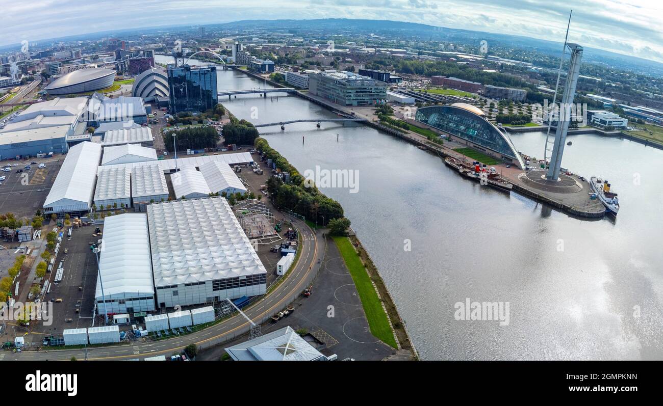 Glasgow, Écosse, Royaume-Uni. 20 septembre 2021. Vues aériennes du site de la conférence et du sommet internationaux COP26 sur les changements climatiques qui se tiendra à Glasgow en novembre 2021. Le site se trouve à côté de la rivière Clyde, sur le campus de l'événement écossais, et de grandes structures temporaires sont érigées pour abriter les dizaines de milliers de délégués, les chefs d'État et les journalistes qui assisteront à l'événement de deux semaines. Iain Masterton/Alay Live News. Banque D'Images