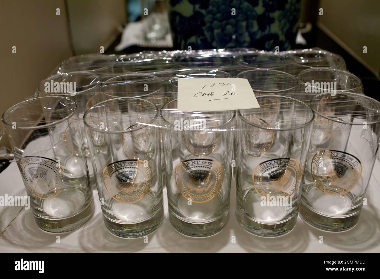 Des verres à eau sont prêts à être mis en place dans la salle du Cabinet pour le briefing économique quotidien 3/23/09. Photo officielle de la Maison Blanche par Pete Souza Banque D'Images
