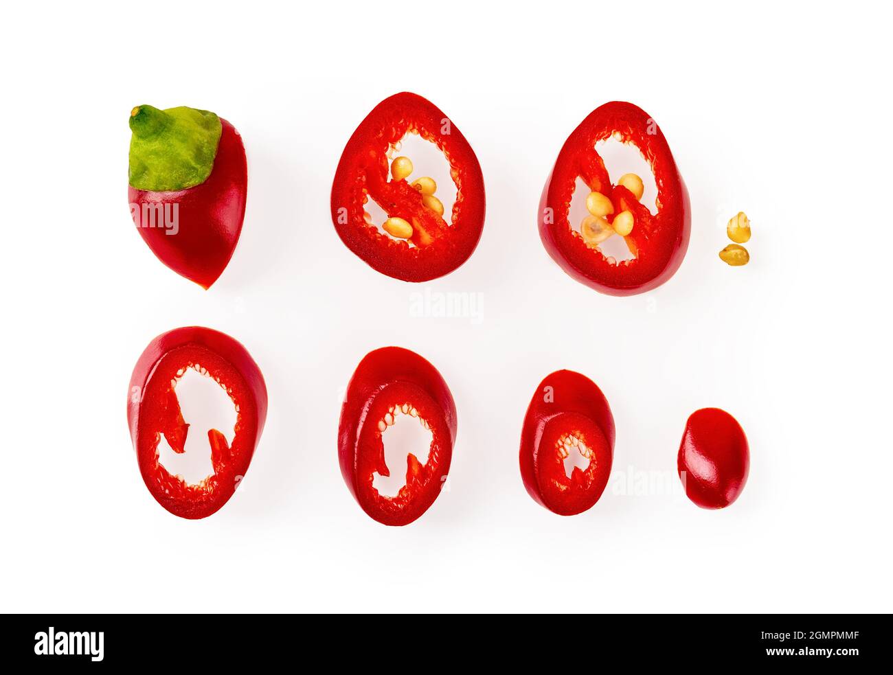 Ensemble de tranches de piment rouge chaud cru avec des graines isolées sur un fond blanc. Mini-gousse de poivre ornemental haché macro de haute qualité. Banque D'Images