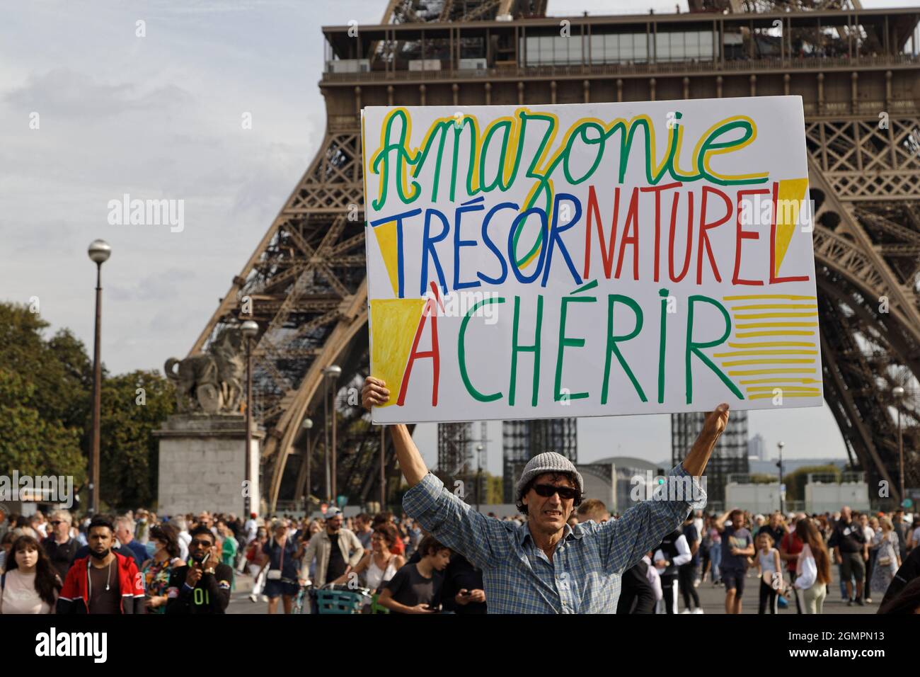 Paris, France. 19 septembre 2021. Rassemblement à l'appel de l'activiste Jean-Baptiste Reddé aka Voltuan pour exiger la protection de l'Amazone. Banque D'Images