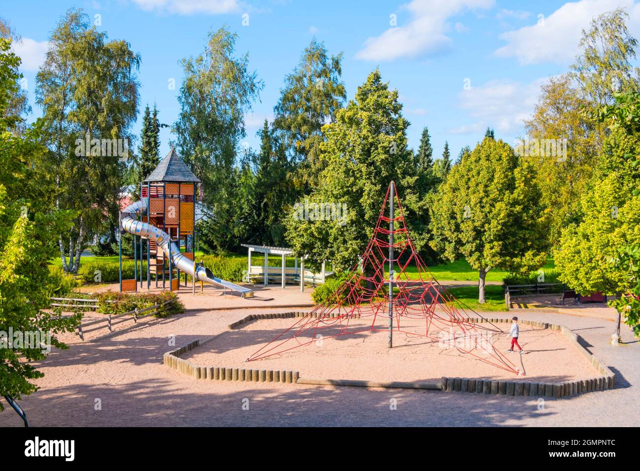 Aire de jeux pour enfants, avec filet d'escalade, Kirjurinluoto, Pori, Finlande Banque D'Images