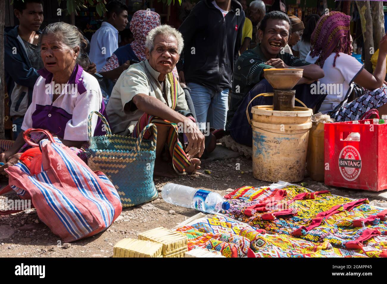 Sacs de bételouettes à perles complètes (Aluk) à vendre sur le marché hebdomadaire du village d'Oinlasi, Timor occidental, Indonésie Banque D'Images