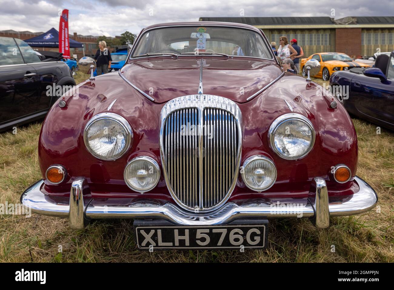 1968 Daimler V8 250 « XLH 576G » en exposition au salon de l'air et du pays d'Abingdon le 11 septembre 2021 Banque D'Images