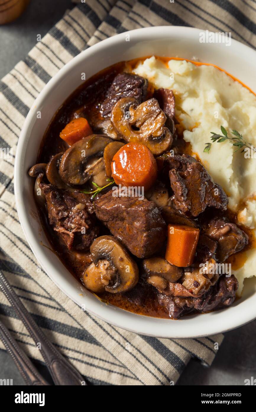 Ragoût de bœuf bourguignon maison avec purée de pommes de terre Banque D'Images