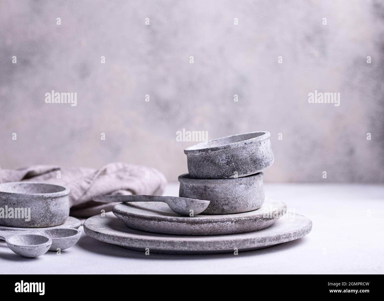 Assiettes et bols en béton fabriqués à la main Photo Stock - Alamy