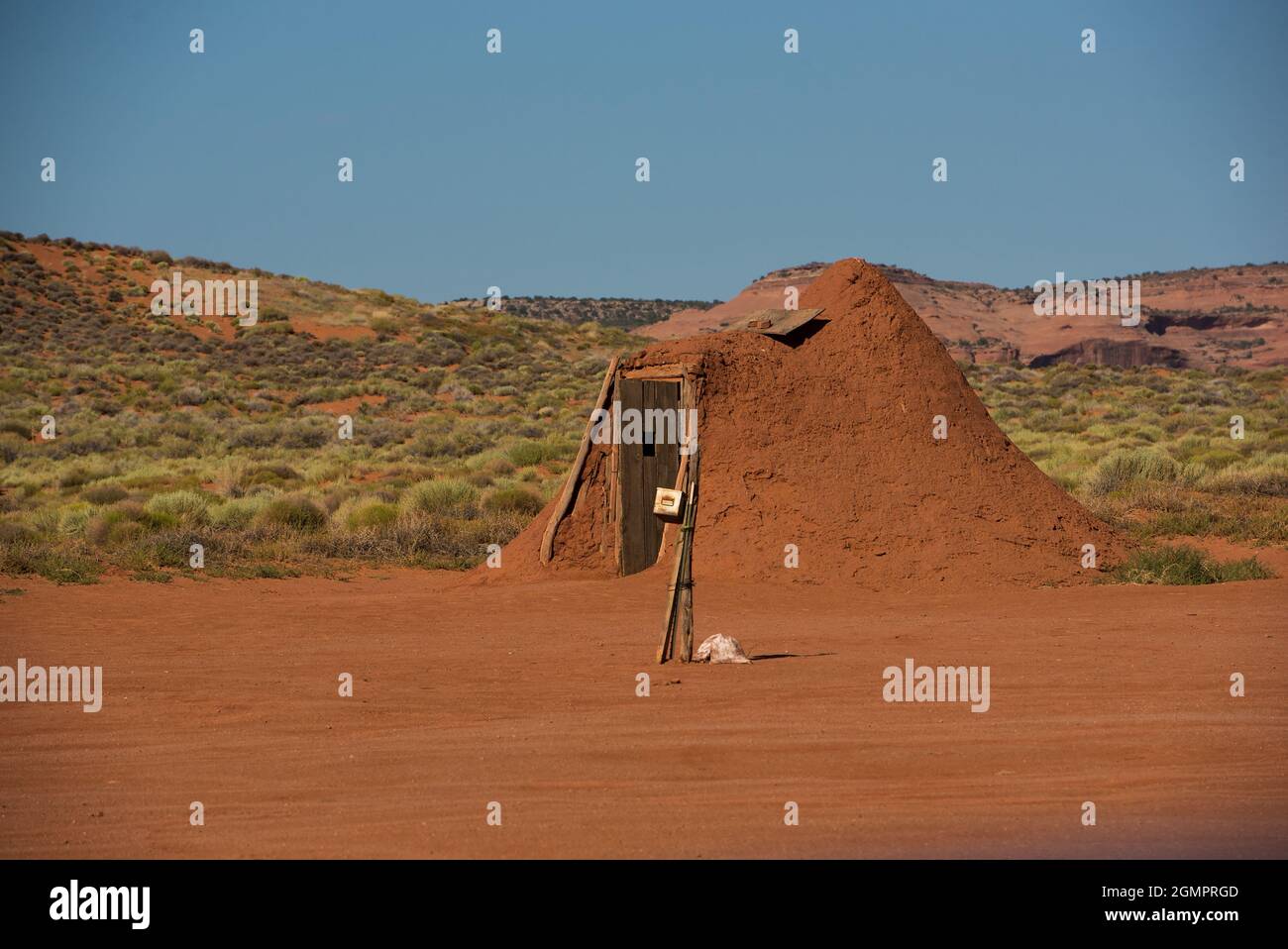 Utah Navajo cabane en argile faite par l'homme avec ciel bleu clair Banque D'Images